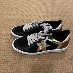 Brand new never worn star sneakers size 10